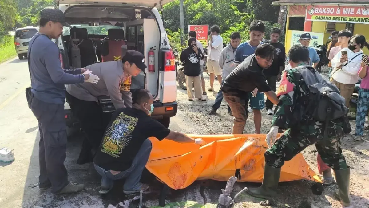 Proses evakuasi kedua pengendara motor yang tewas terbakar usai kecelakaan terjadi di Jalan Poros Bengalon–Sangatta, tepatnya di kawasan Simpang Perdau, Desa Sepaso Selatan, Bengaln, Kutim.