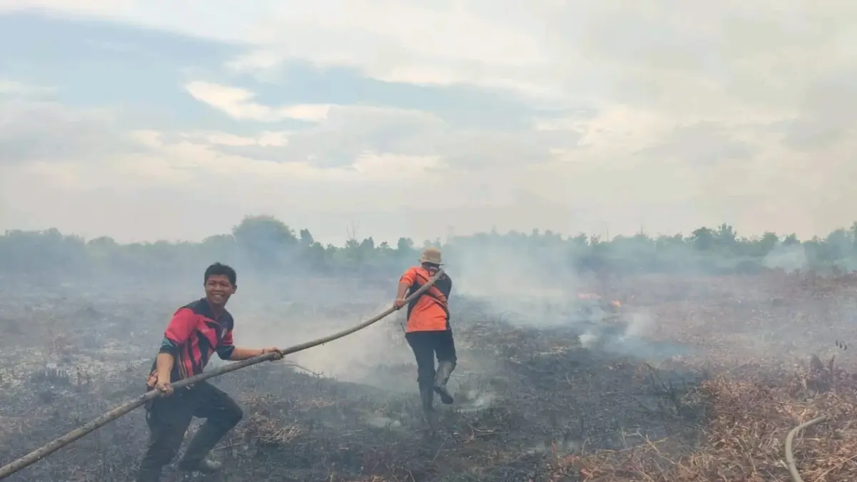 Tim BPBD Kotim menangani kebakaran lahan di Jalan Pramuka, Selasa (6/5).IST/RADAR SAMPIT