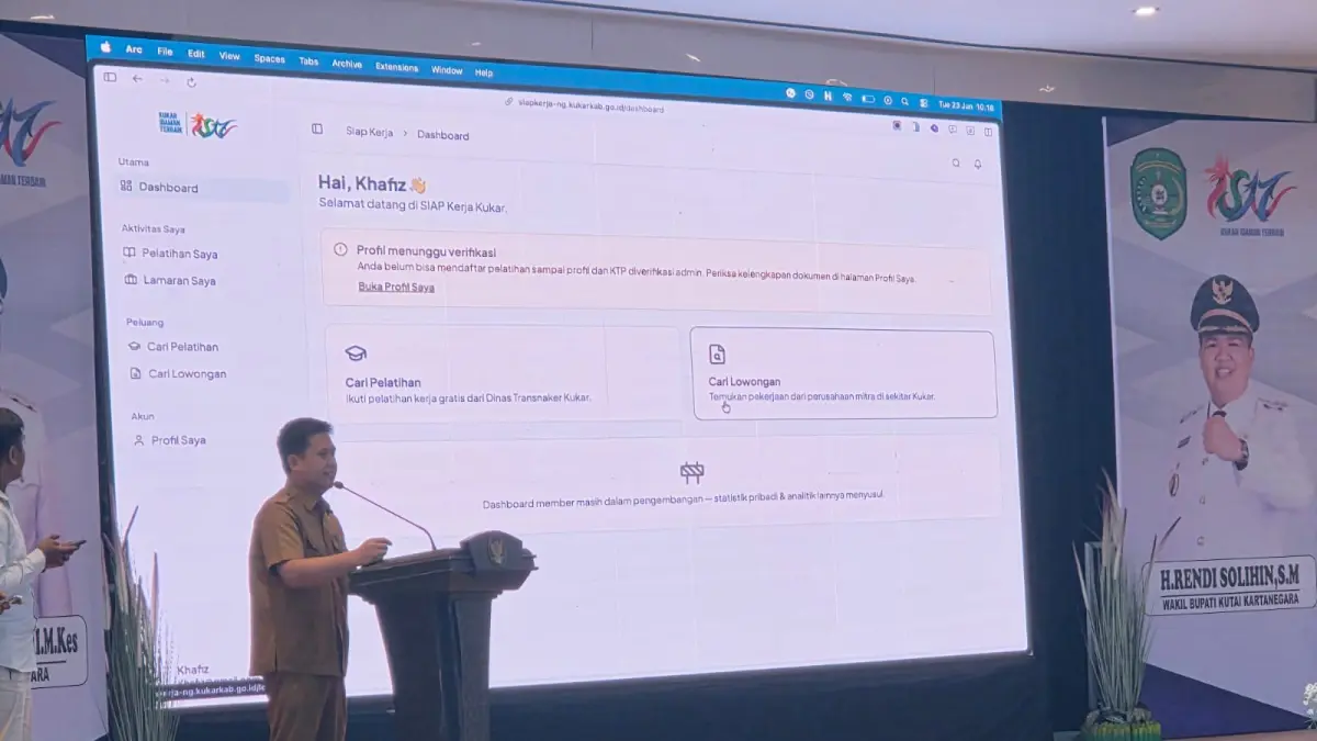 Plt Kepala Distransnaker Kukar Dendy Irwan Fahriza menjelaskan Aplikasi Siap Kerja (Elmo/Prokal.co)