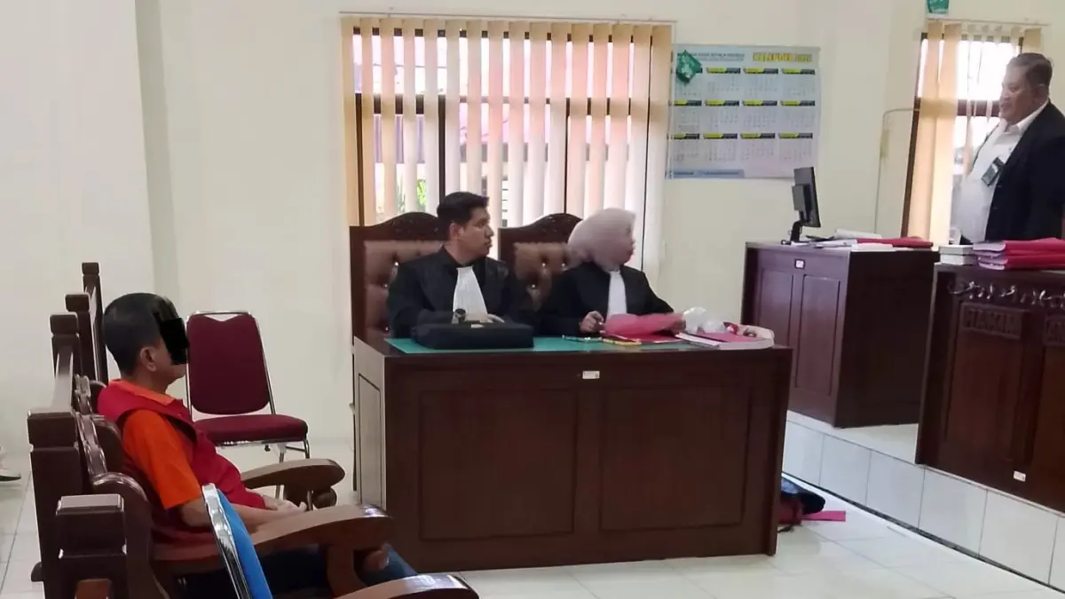 Terdakwa sesaat sebelum menjalani proses sidang. (Foto: Moeso)