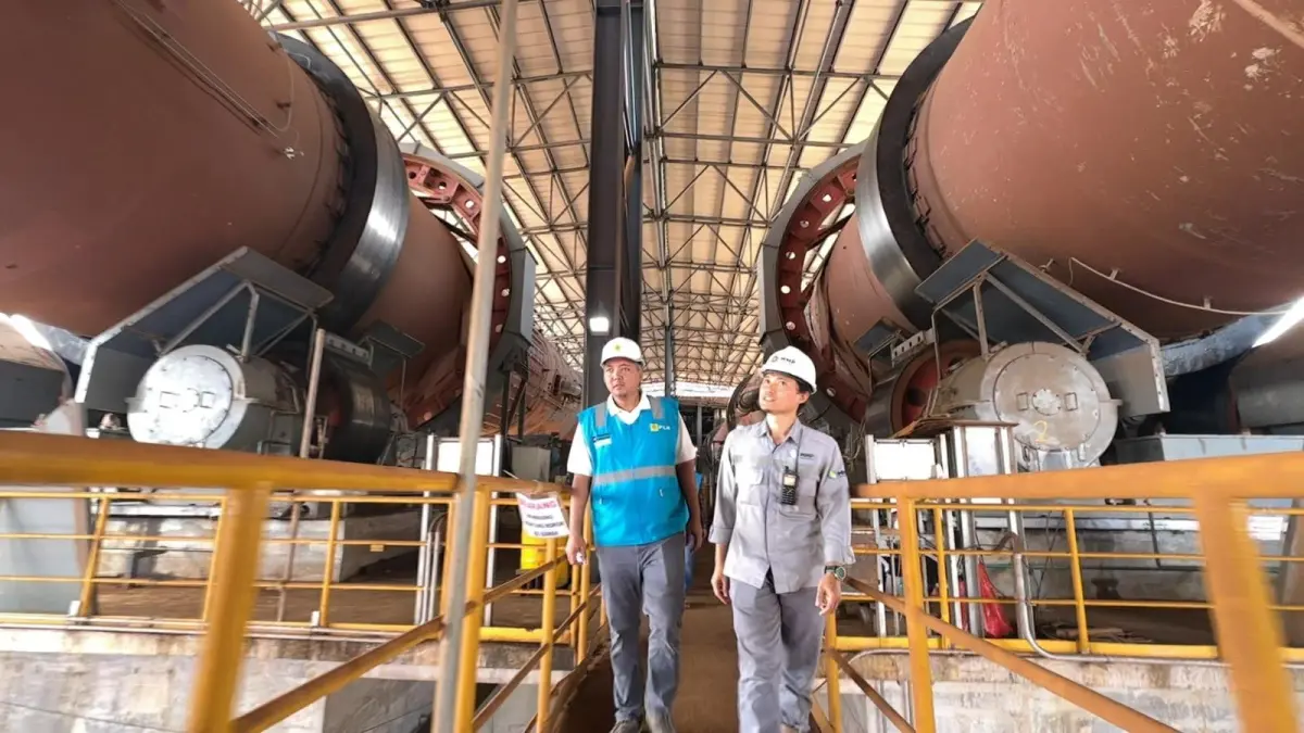 Manager PLN UP2B Kaltimra, Dita Agustiono sedang melakukan inspeksi rutin (walkdown) di area pembangkit untuk memastikan kondisi peralatan tetap andal dan beroperasi normal.