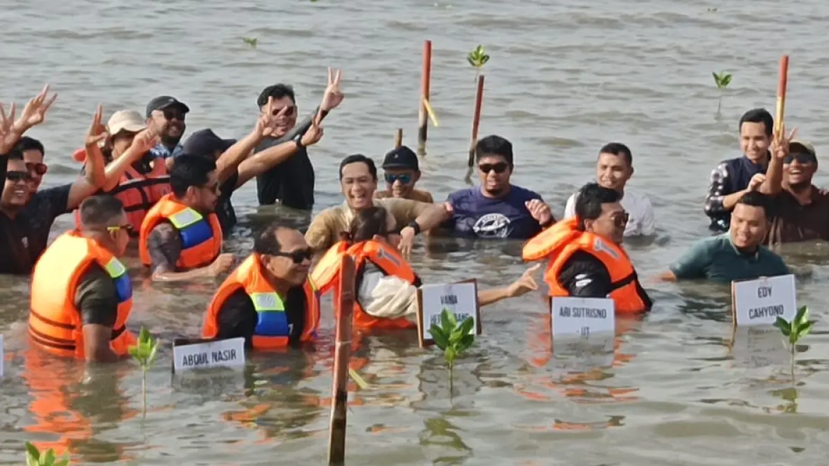 PAMA group saat melakukan penanaman bibit mangrove di pesisir Semarang.&nbsp;