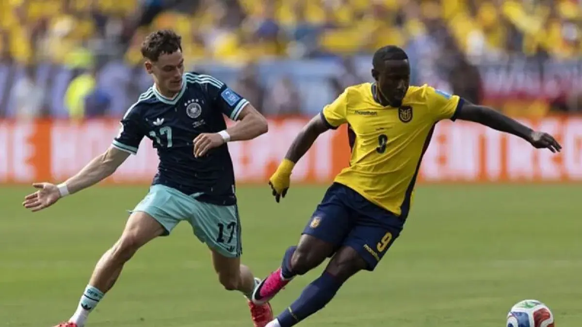 John Yeboah (9) dari Ekuador saat berhadapan dengan Florian Wirtz (17) dari Jerman.