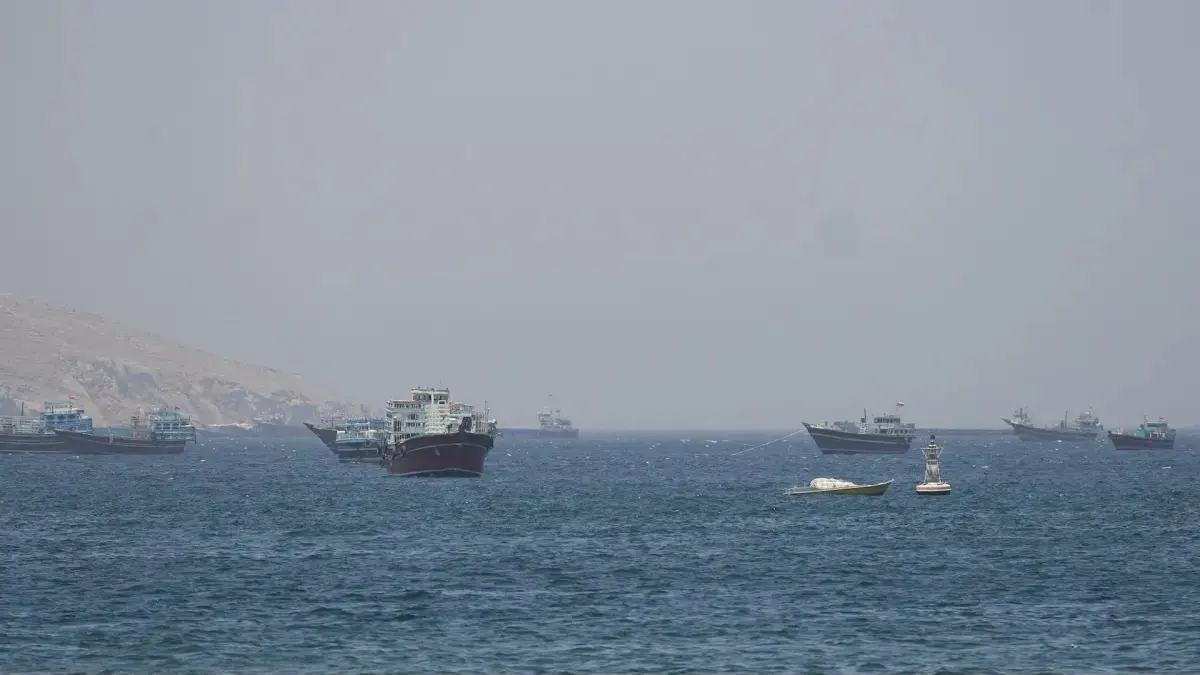 Kapal dan perahu di Selat Hormuz. (REUTERS/Stringer)