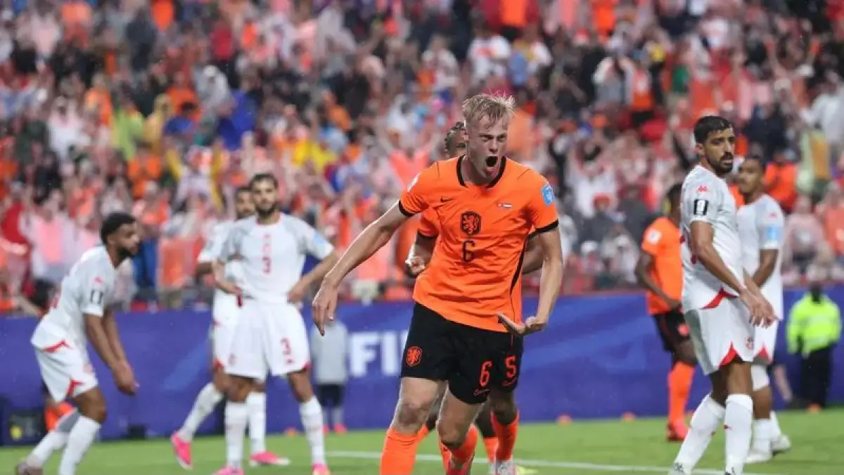 Selebrasi bek Belanda Jan Paul van Hecke usai cetak gol ke gawang Tunisia. (Dok. FIFA)