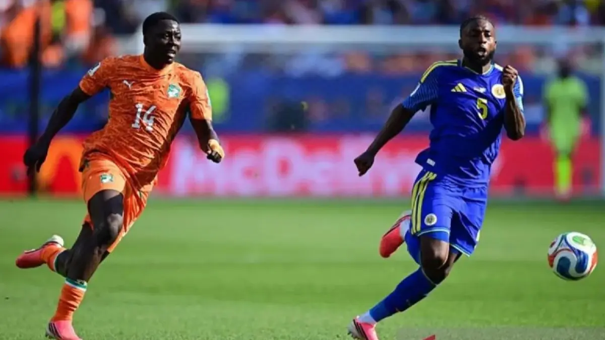Sherel Floranus (5) dari Curacao saat berhadapan dengan Oumar Diakite (14) dari Pantai Gading.