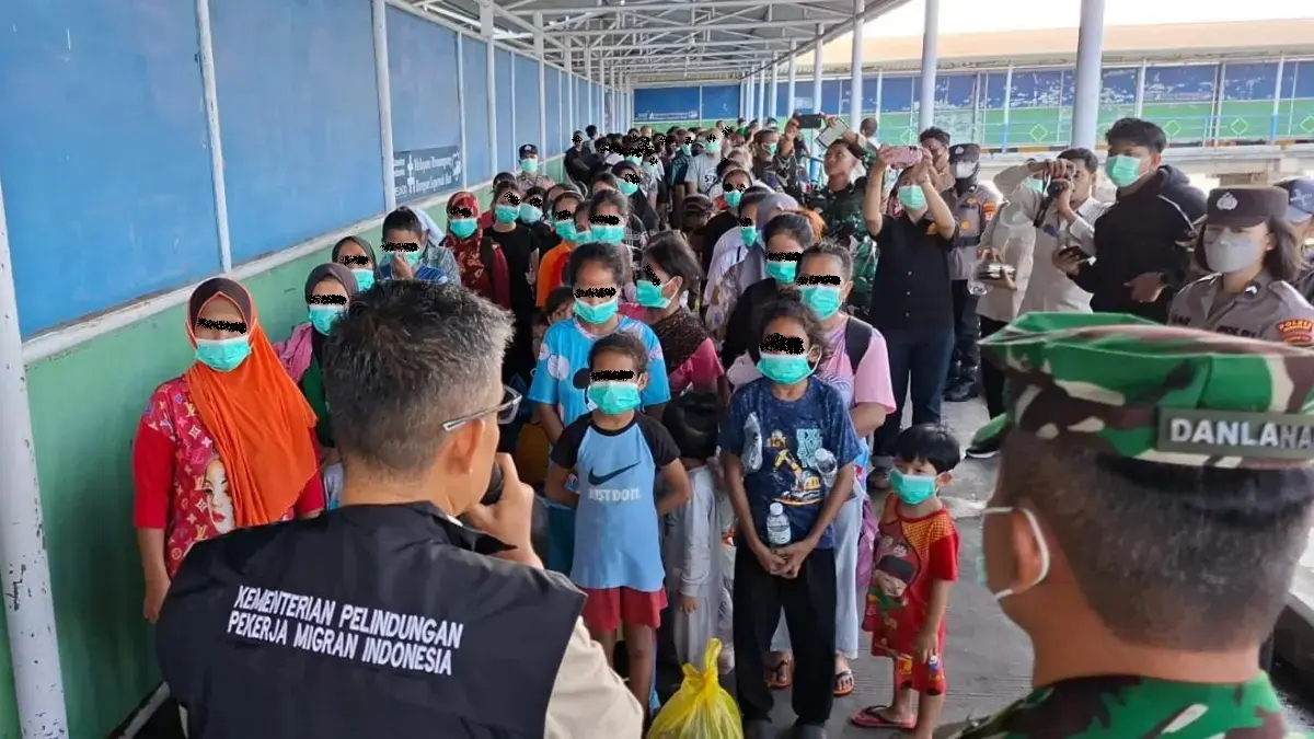 Kepala BP3MI Kaltara, Kombes Pol Andi Muh Ichsan saat memberikan arahan kepada PMI yang dideportasi saat tiba di Pelabuhan Tunon Taka, Nunukan. 
