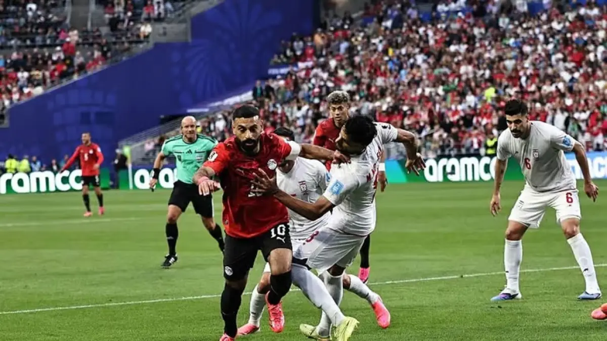 Mo Salah dihadang pemain Iran.