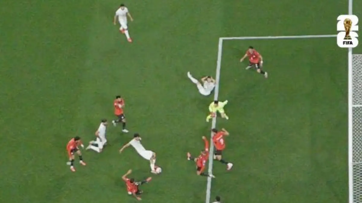 Proses terjadinya gol Iran di masa injury time yang divonis offside oleh VAR.