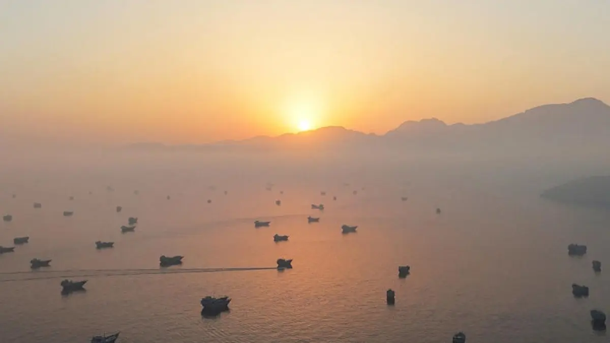 Kumpulan kapal di Selat Hormuz, terlihat di Musandam, Oman.