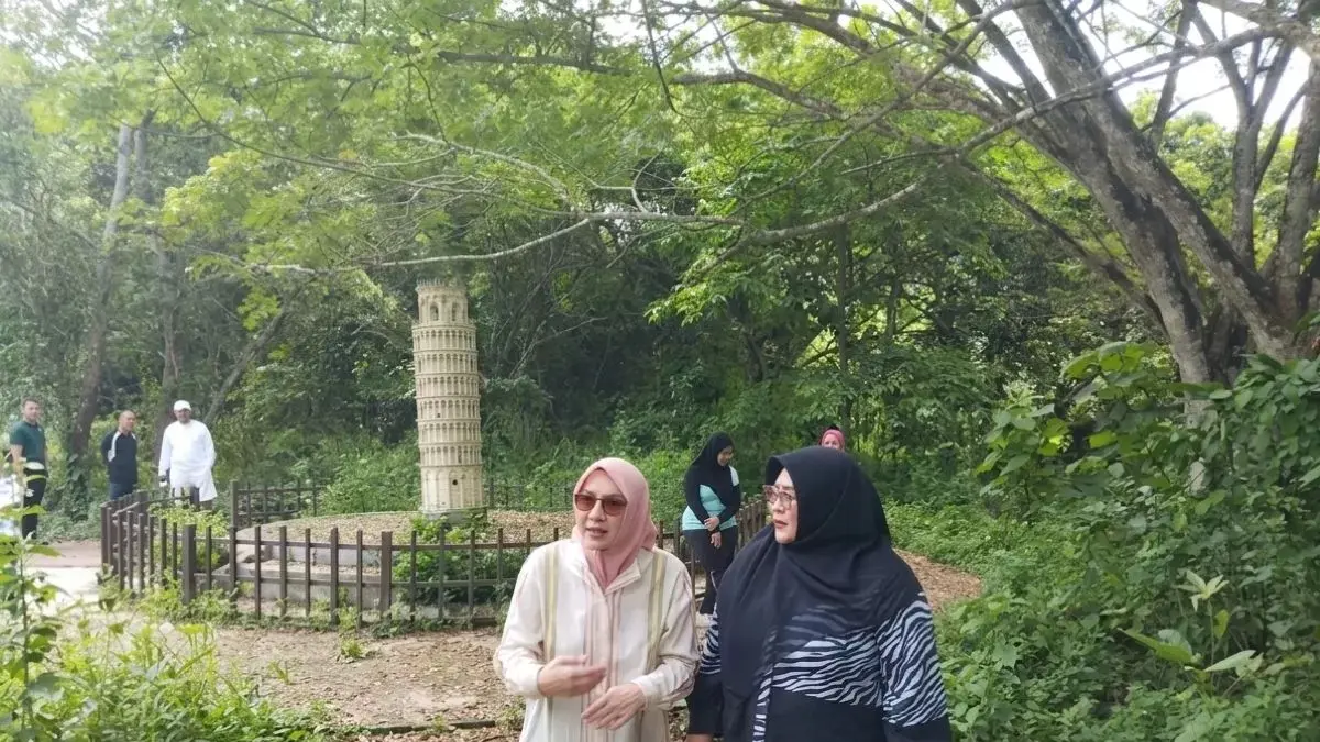 Anggota DPRD Kukar Fatlon Nisa bersama Mantan Bupati Rita Widyasari mengunjungi Taman Replika Kerajaan Nusantara dan Monumen Dunia di Jalan Anggana, Tenggarong pada Minggu (28/6/2026). (Idin/Sapos)