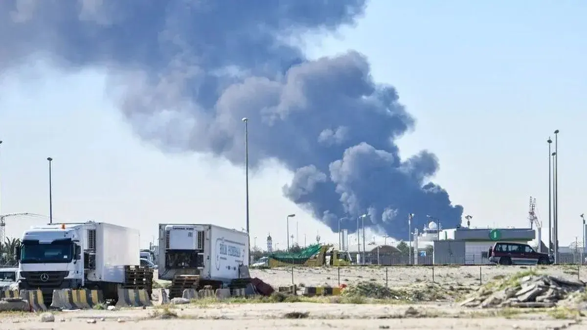  Asap mengepul setelah serangan drone Iran menghantam tangki bahan bakar di Bandara Internasional Kuwait (1/4/2026). ANTARA/Anadolu Agency.