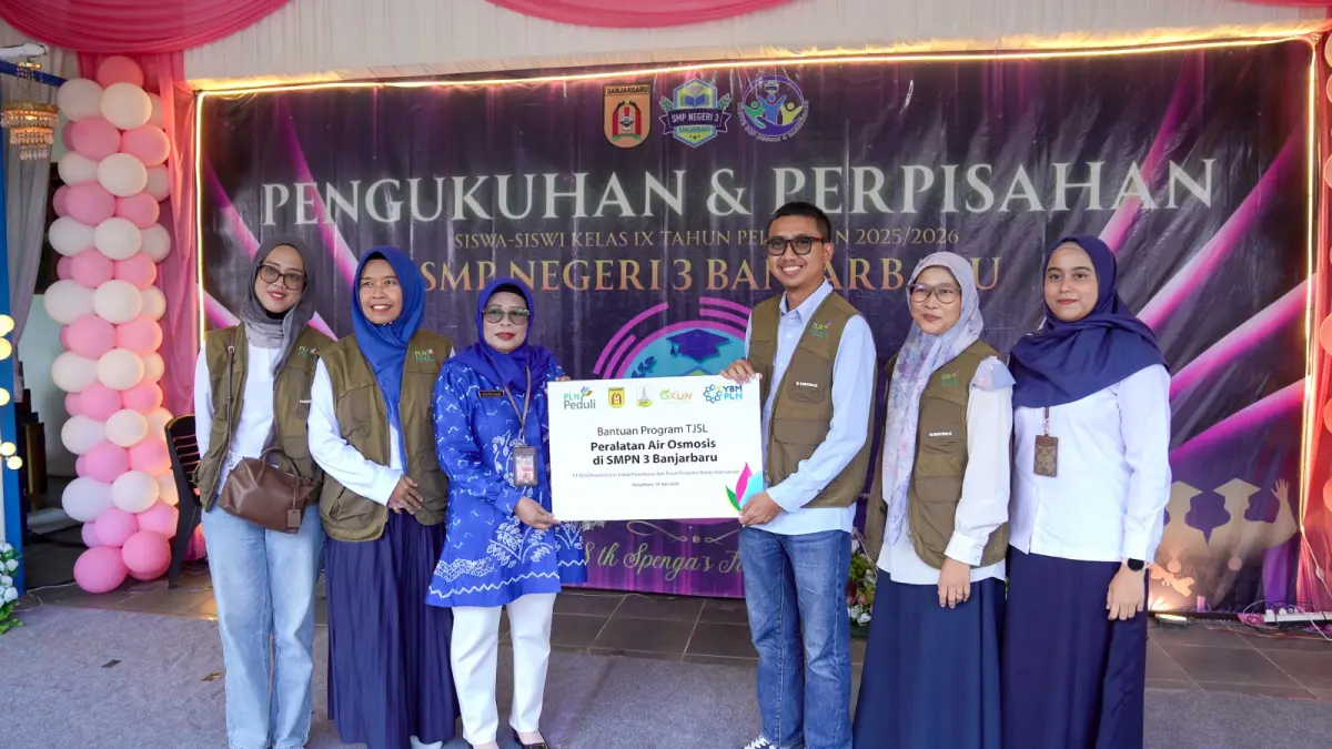 Manager Komunikasi dan TJSL PLN UIP3B Kalimantan, Rizki Sandiaribaya, menyerahkan secara simbolis bantuan fasilitas air minum osmosis kepada Kepala SMP Negeri 3 Banjarbaru. 