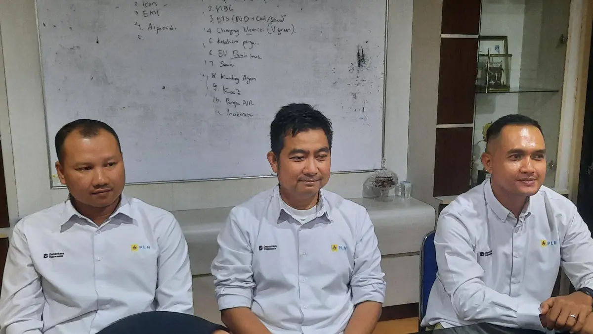 Manajer PLN UP3 Samarinda, Adrian Sitompul (Tengah).