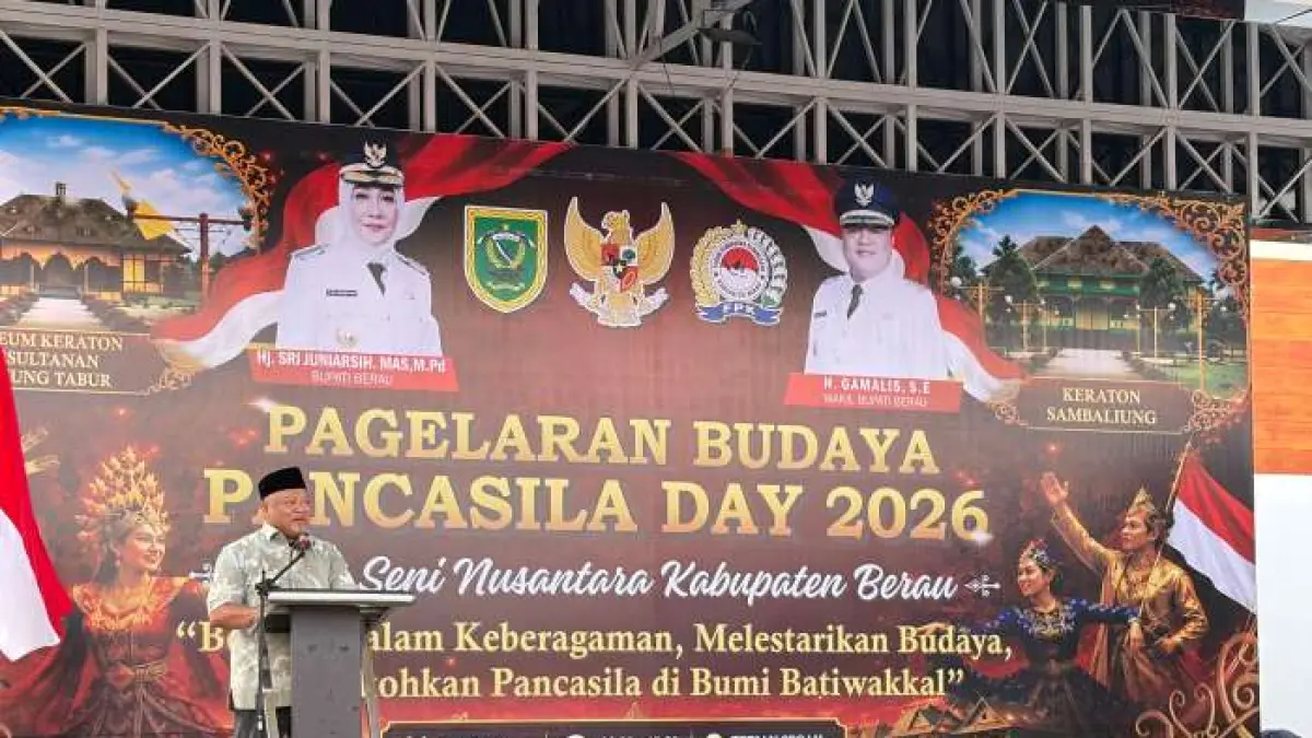 PERKUAT PERSATUAN: Wabup Berau, Gamalis, membuka pagelaran budaya dalam rangkaian Hari Lahir Pancasila 2026 di Panggung Barintak, Tepian Sungai Segah, Minggu, 28 Juni 2026. KPG