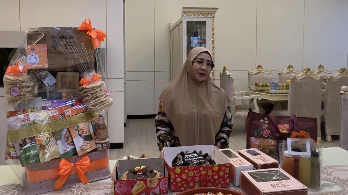 PRODUK MENARIK: Bupati Berau, Sri Juniarsih Mas, mempromosikan produk UMKM Berau yang dinilai sudah sangat berkembang. KPG


