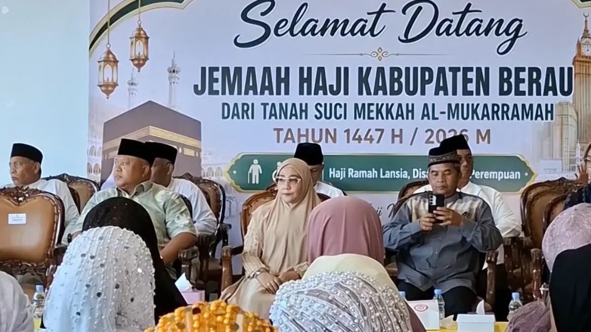 SAMBUT JAMAAH: Bupati Berau, Sri Juniarsih Mas, bersama Wabup Berau, Gamalis, menyambut kepulangan 212 jamaah haji Kabupaten Berau di Bandara Kalimarau, Sabtu, 27 Juni 2026. KPG


