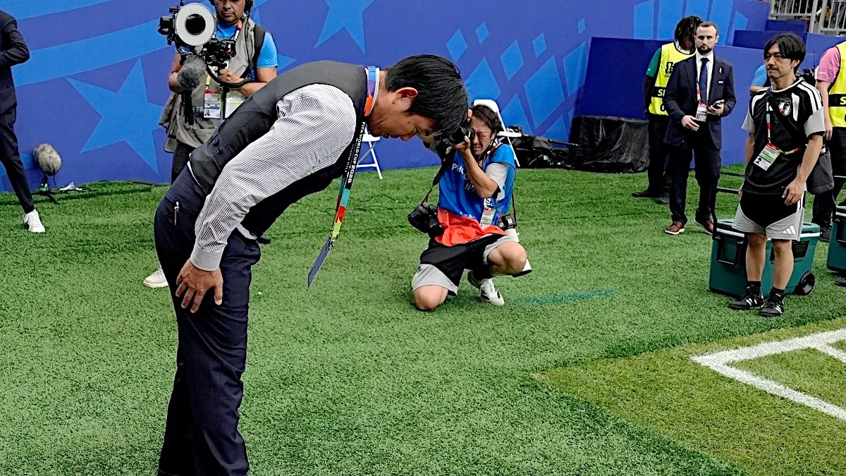Hajime Moriyasu memberikan penghormatan kepada suporter Jepang.