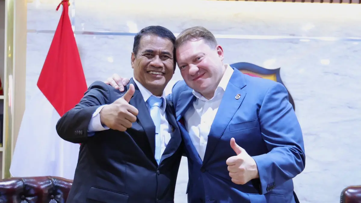 HANGAT: Mentan Amran dan Putra Presiden Belarus, Dmitry Lukashenko, di Kantor Kementerian Pertanian, Jakarta, Selasa, 30 Juni 2026.

