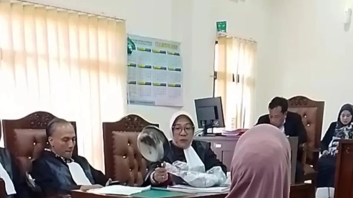 Jaksa memperlihatkan panci yang digunakan untuk menyirami korban (foto:Moeso/Balpos)