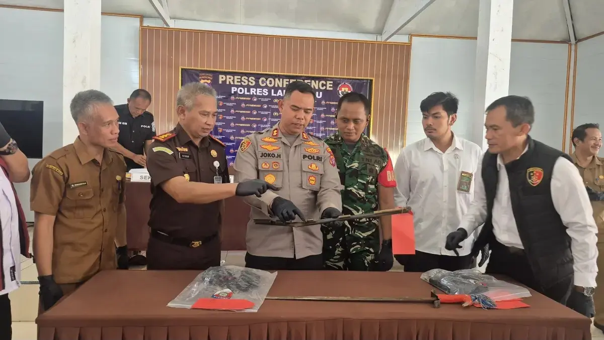 Kapolres Lamandau saat menunjukkan besi laras senapan angin yang digunakan tersangka memukul korban, hingga meregang nyawa.(ria/radarsampit)