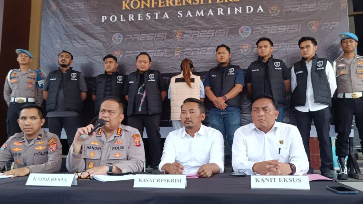 Kapolresta Samarinda, Kombes Pol Hendri Umar memberikan keterangan. Tampak tersangka di belakang.