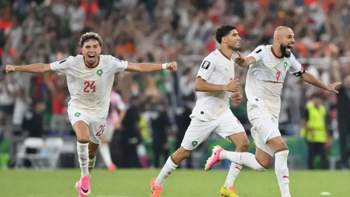 Para pemain Maroko (ki-ka) Neil Al Aynaoui, Achraf Hakimi, dan Noussair Mazraoui berselebrasi usai timnya menyingkirkan Belanda lewat adu penalti 3-2 (1-1)