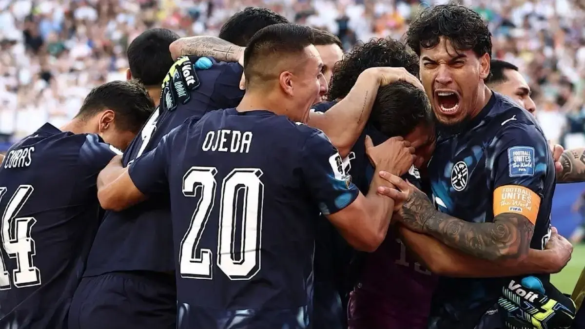 Pemain Paraguay merayakan kemenangan dramatis atas Jerman melalui adu penalti 4-3 setelah bermain imbang 1-1 pada babak 32 besar Piala Dunia 2026. (FIFA)