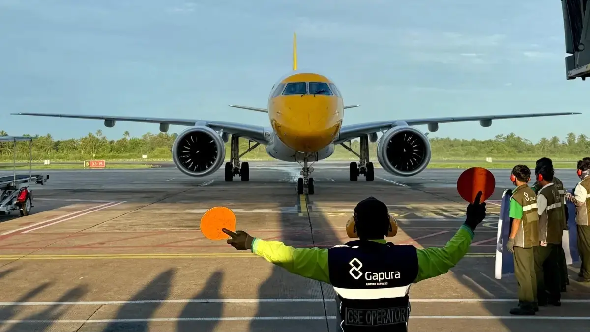 Pesawat Scoot Airlines saat tiba di Bandara Internasional Supadio rute Singapura-Pontianak, Senin (29/6). Penerbangan langsung ini sebagai strategi mendorong pertumbuhan ekonomi daerah. (MEIDY KHADAFI/PONTIANAK POST)