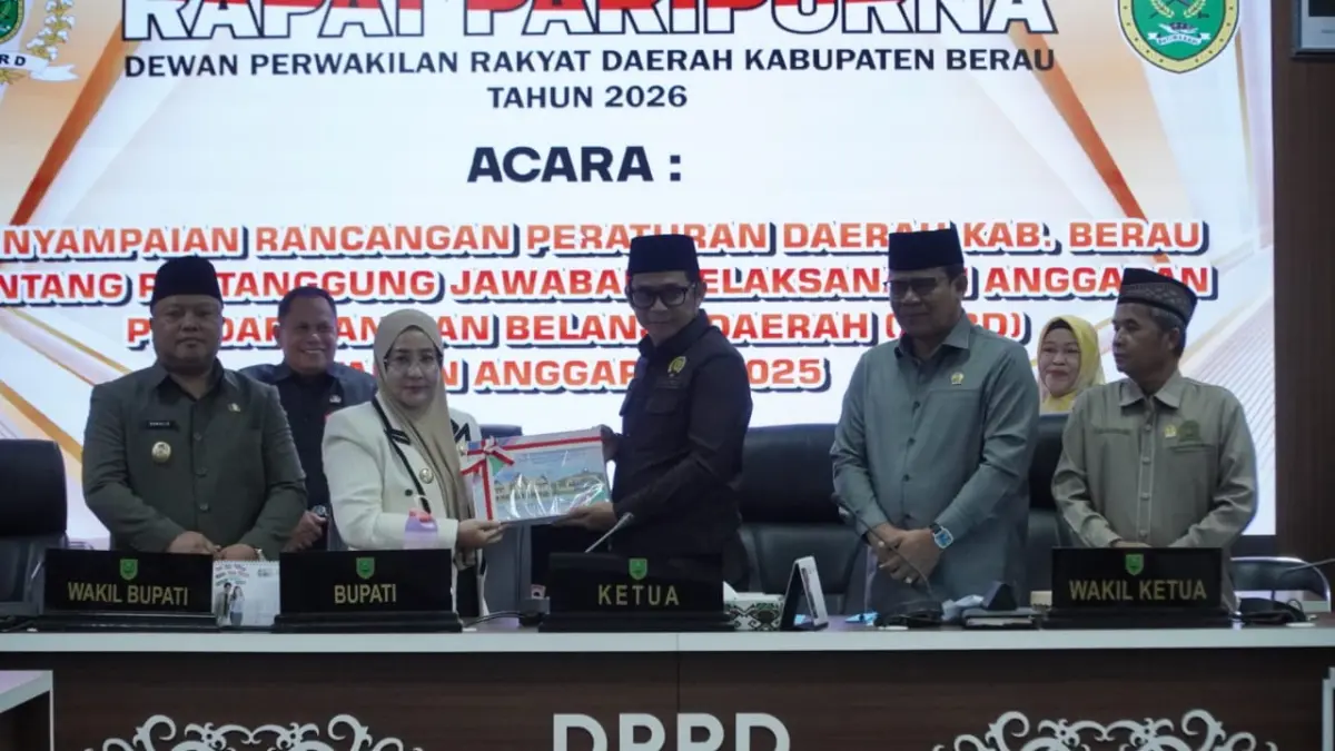 

SAMPAIKAN RAPERDA: Bupati Berau, Sri Juniarsih Mas, menyampaikan Raperda Pertanggungjawabkan Pelaksanaan APBD Tahun Anggaran 2025, di ruang rapat gabungan DPRD Berau, Senin, 29 Juni 2026. KPG
