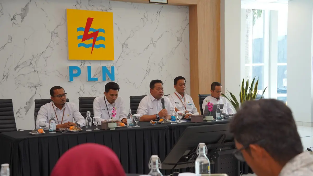 Jajaran manajemen PLN UIP KLT memaparkan perkembangan proyek infrastruktur ketenagalistrikan dan capaian kinerja kepada insan media dalam kegiatan Temu Media 2026.