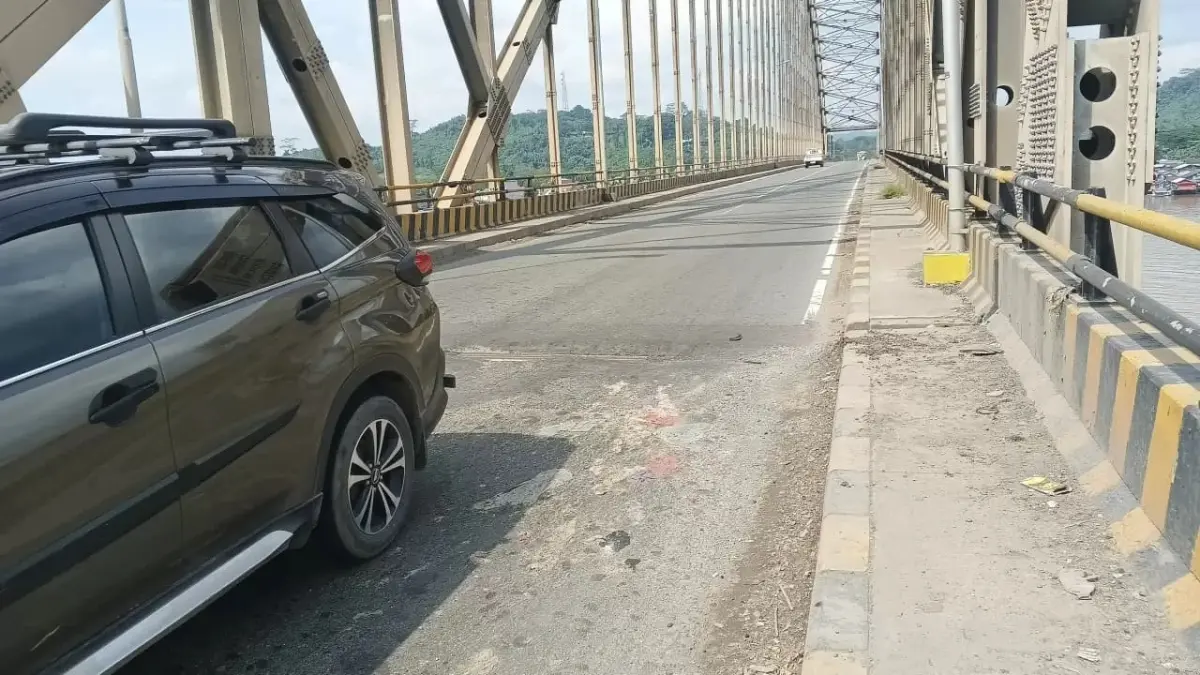 Kelurahan Loa Buah meminta agar instansi terkait di lingkungan Pemprov Kaltim segera memperbaiki kerusakan jalan di area Jembatan Mahulu. (rin)