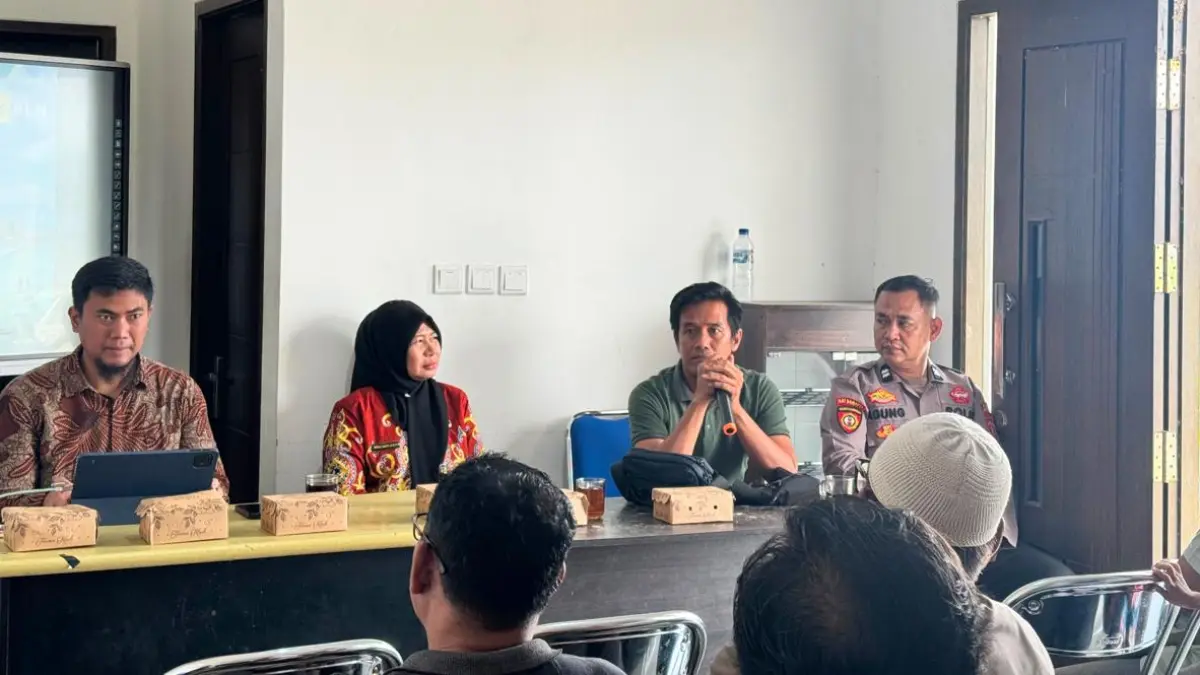 Kepala Desa Juk Ayaq, Halim Iskandar, bersama unsur kecamatan, kepolisian, dan perwakilan PLN UPP KLT 2 mengikuti kegiatan penyampaian nilai ganti rugi tapak tower kepada masyarakat pemilik lahan terdampak di Desa Juk Ayaq.