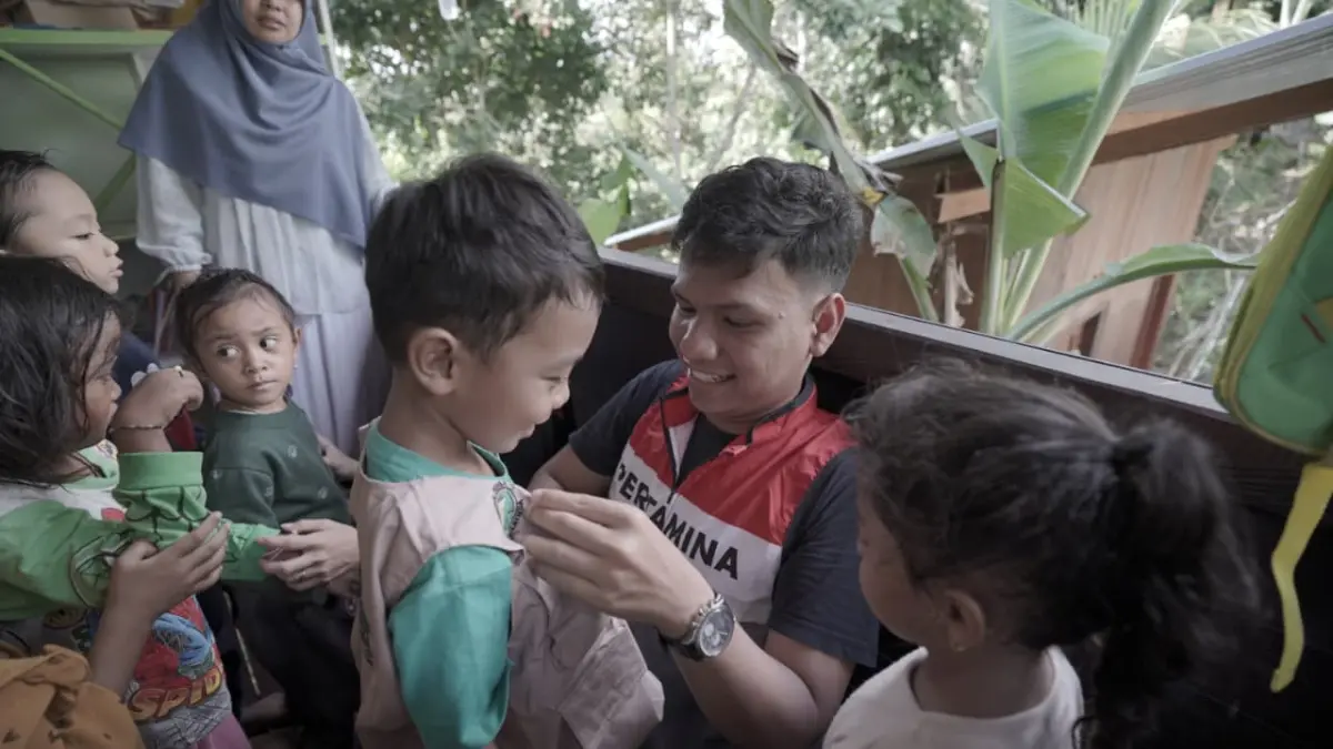 Pertamina Patra Niaga Regional Kalimantan melalui Fuel Terminal (FT) Samarinda memperkuat akses pendidikan dan sanitasi bagi anak-anak di Sekolah Rimba Samarinda.