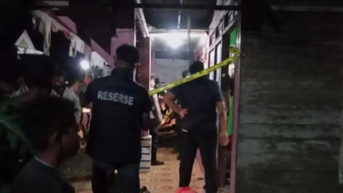 Petugas Kepolisian memasang Garis Polisi di sebuah rumah di Desa Ayuang yang jadi lokasi anak gorok ayah tiri pakai cutter, Selasa (30/6/2026).(Foto:Istimewa)
