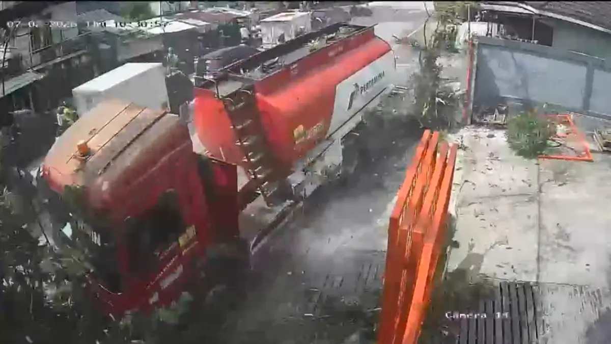 Rekaman CCTV, truk tangki usai menghantam pohon di pinggir jalan. 