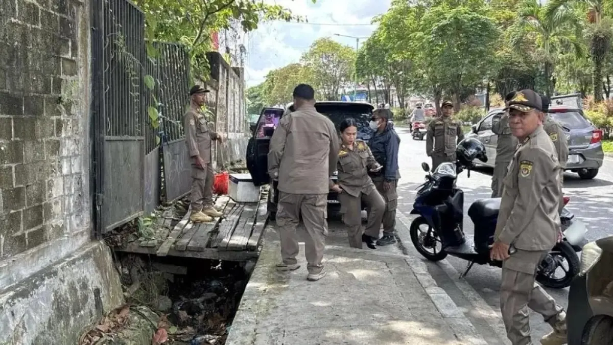 Satpol PP Samarinda Ulu saat memperingatkan salah satu PKL yang berjualan tidak pada tempatnya.