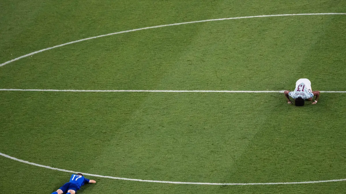 Aksi sujud syukur Renato Veiga (kanan) usai Portugal mengalahkan Kroasia.