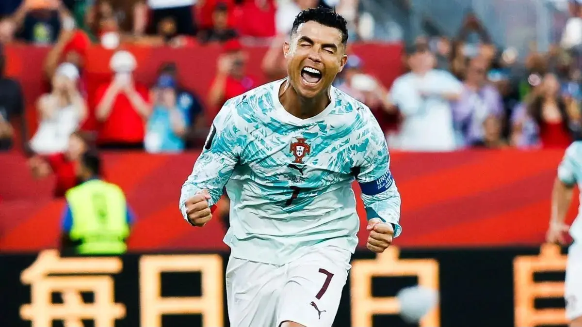 Cristiano Ronaldo merayakan gol penaltinya saat membawa Portugal bangkit mengalahkan Kroasia 2-1 dan lolos ke babak 16 besar Piala Dunia 2026. (Instagram @portugal)