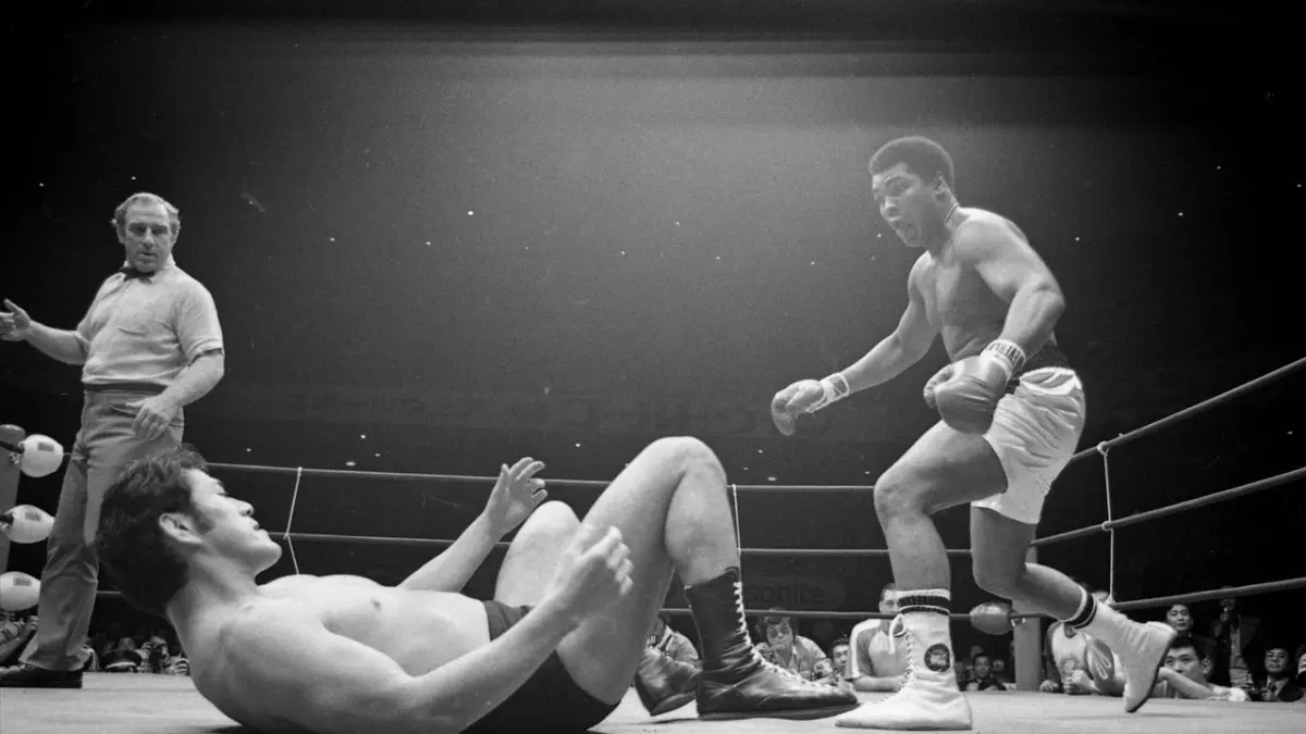 Inoki tetap berada di atas matras sembari melancarkan tendangan demi tendangan ke arah kaki Ali yang sedang mendekat. (Jiji)