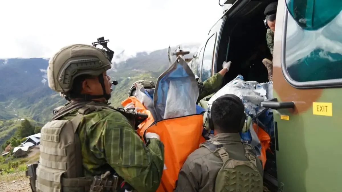 Koops TNI Habema mengevakuasi jenazah pilot pesawat PT AMA Air dari Lapter Balinggama, Yahukimo, pada Jumat (3/7). (Koops TNI Habema)