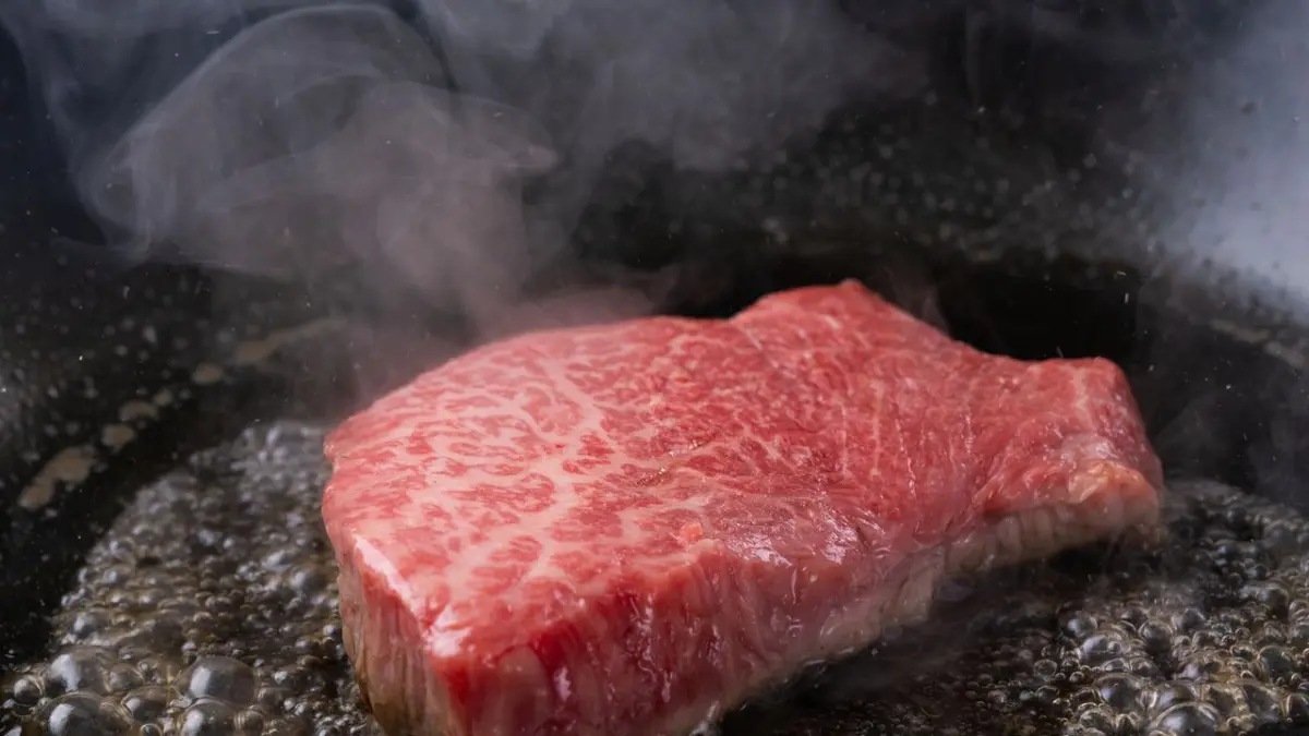 Kunci memasak wagyu adalah jangan sampai terlalu banyak lemaknya meleleh. (Pixta)