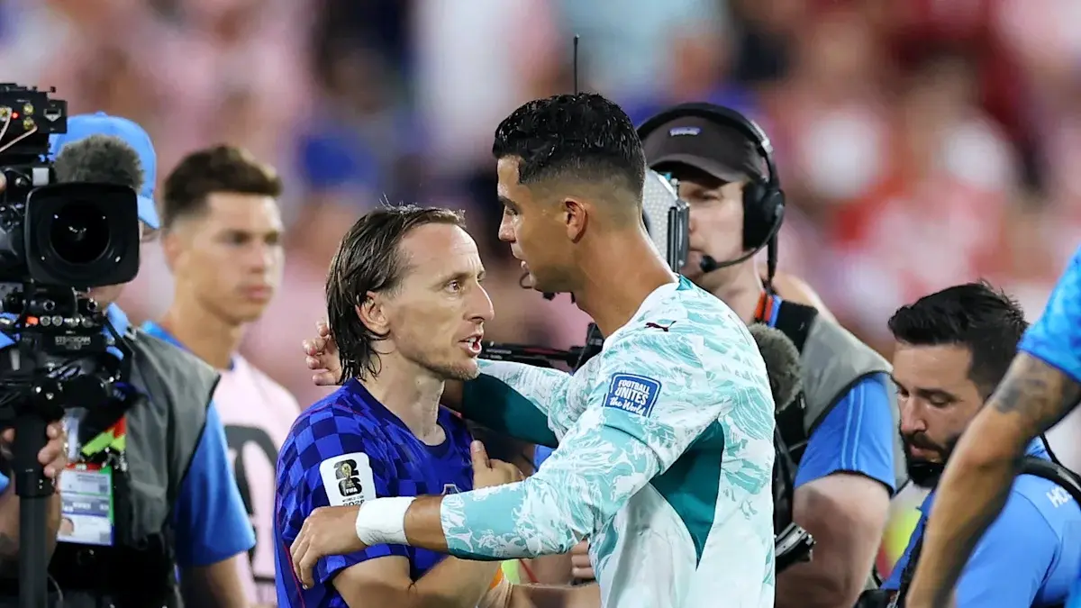 Luca Modric dan Ronaldo usai pertandingan dramatis dan kontroversial.