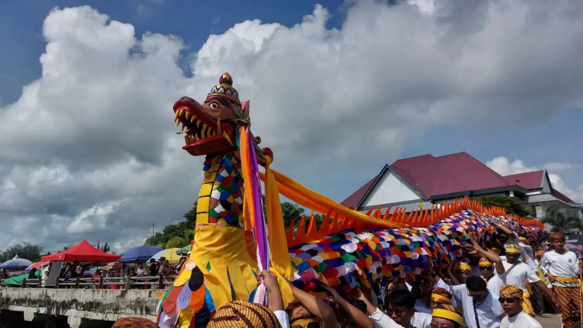 Prosesi Mengulur Naga di perhelatan Erau tahun 2024 lalu (Elmo/Prokal.co)