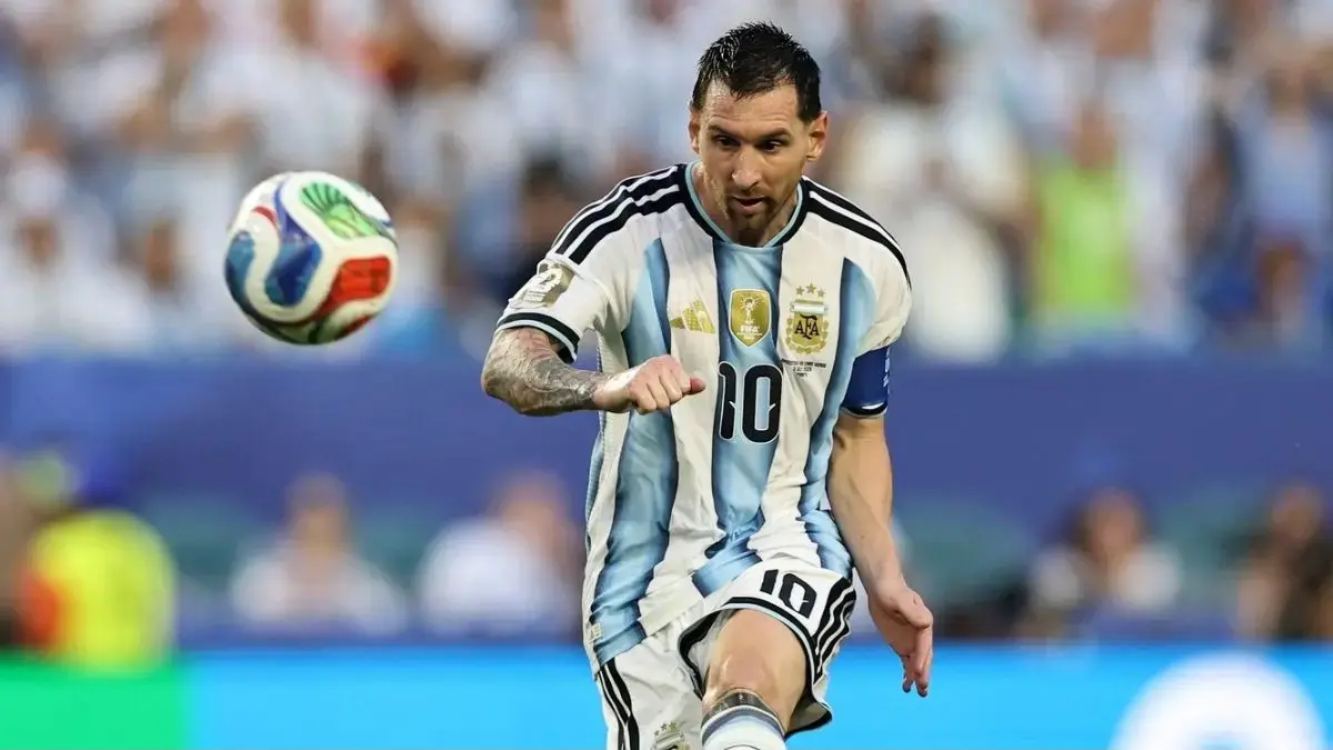 Lionel Messi saat membantu Argentina mengalahkan Tanjung Verde 3-2 setelah babak tambahan dan memastikan tiket ke 16 besar Piala Dunia 2026. (Instagram @afaseleccion)