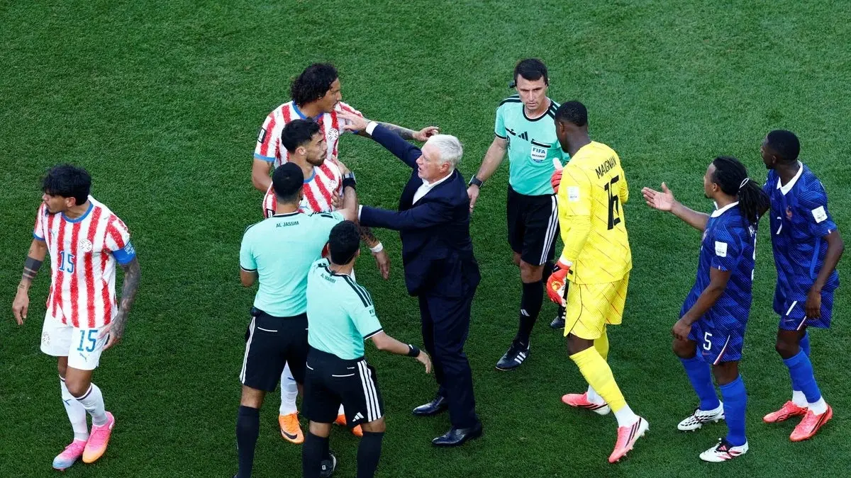 Didier Descham memisahkan pemain Paraguay dan anak asuhnya.