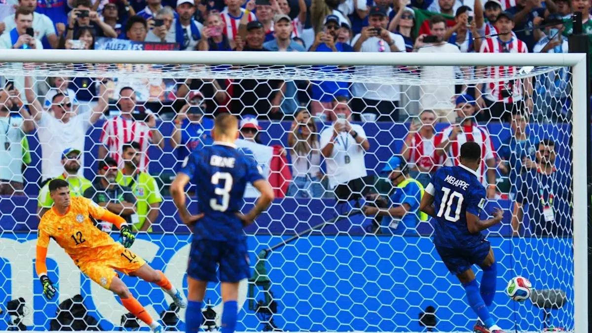 Eksekusi penalti Mbappe ke gawang Paraguay.
