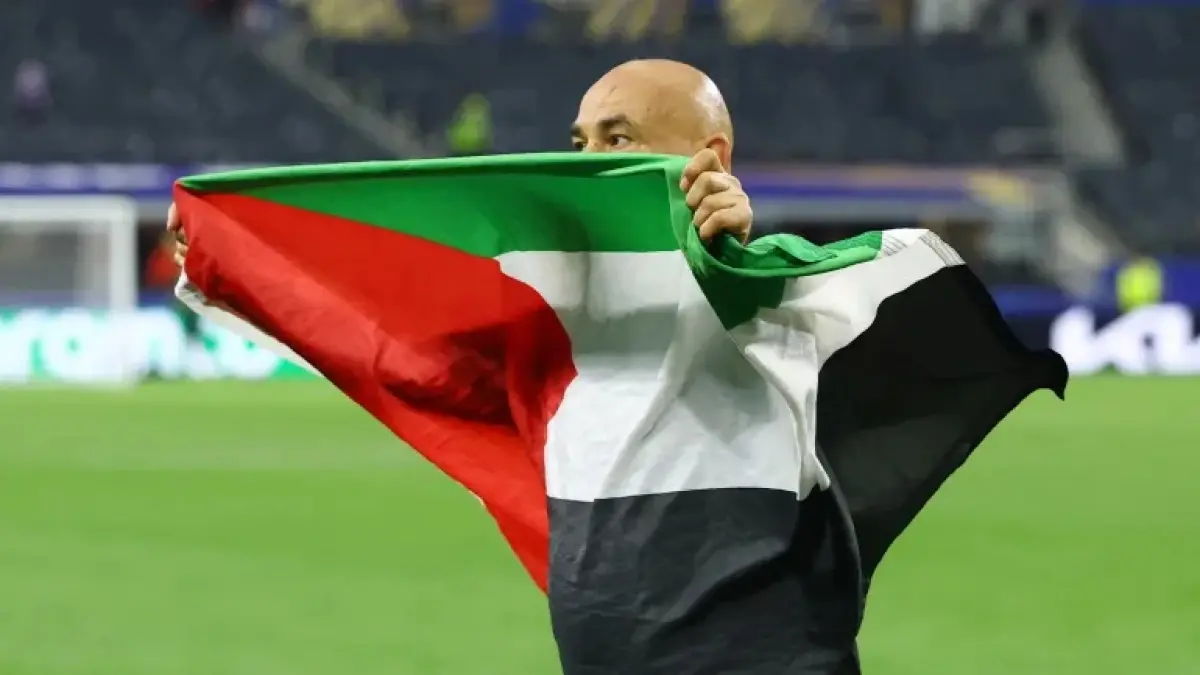 Hossam Hassan dengan bendera Palestina.