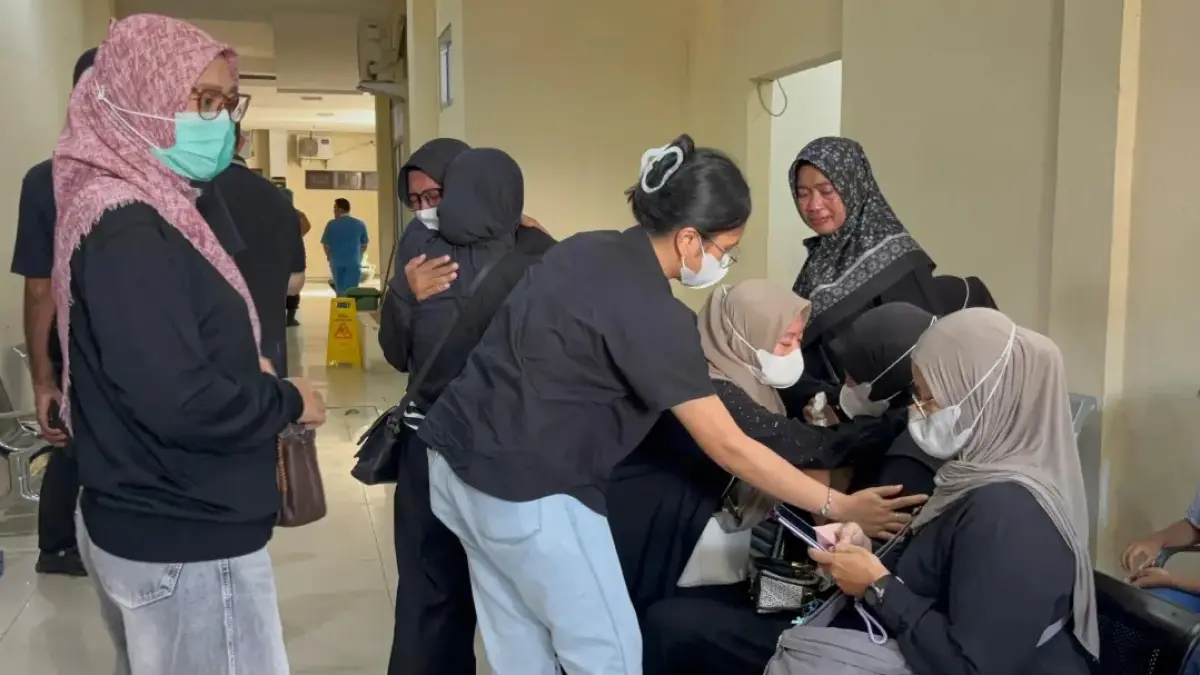 Keluarga dan rekan Aiptu Sumariyanto di RS Bhayangkara.(Rifqi/Kalteng Pos)