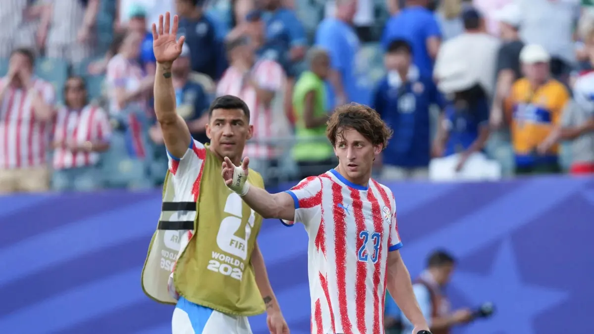 Matías Galarza (kanan), salah satu pemain yang paling banyak disorot saat Paraguay melawan Prancis.
